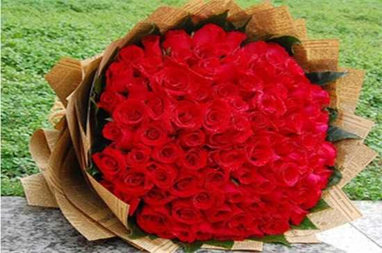 99朵玫瑰是啥意思？天长地久的爱的表达：99朵玫瑰是天长地久的爱 不同颜色的玫瑰花语