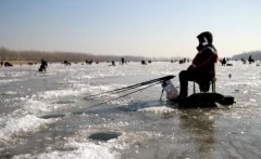 野外的冰钓的技巧全解，选点、调漂、钓饵、遛鱼