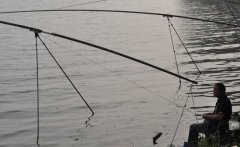 武汉垂钓一绝的长炮钓法，最长的鱼竿有26米之长